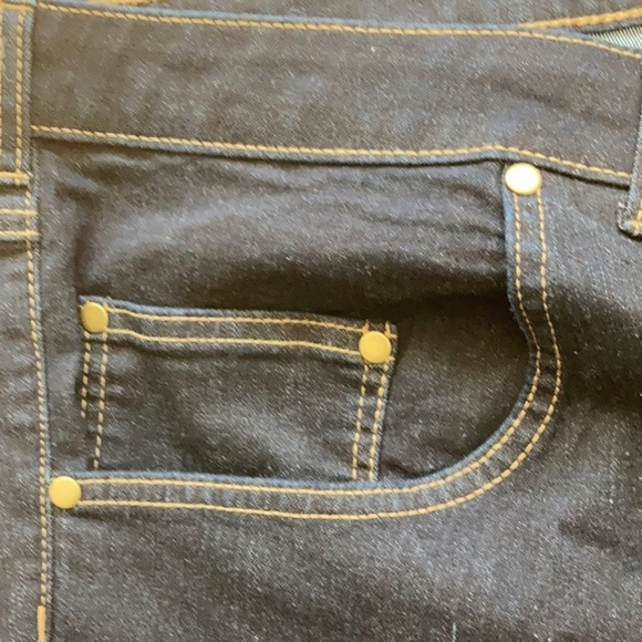 Women within jean shorts - Picture 4 of 5